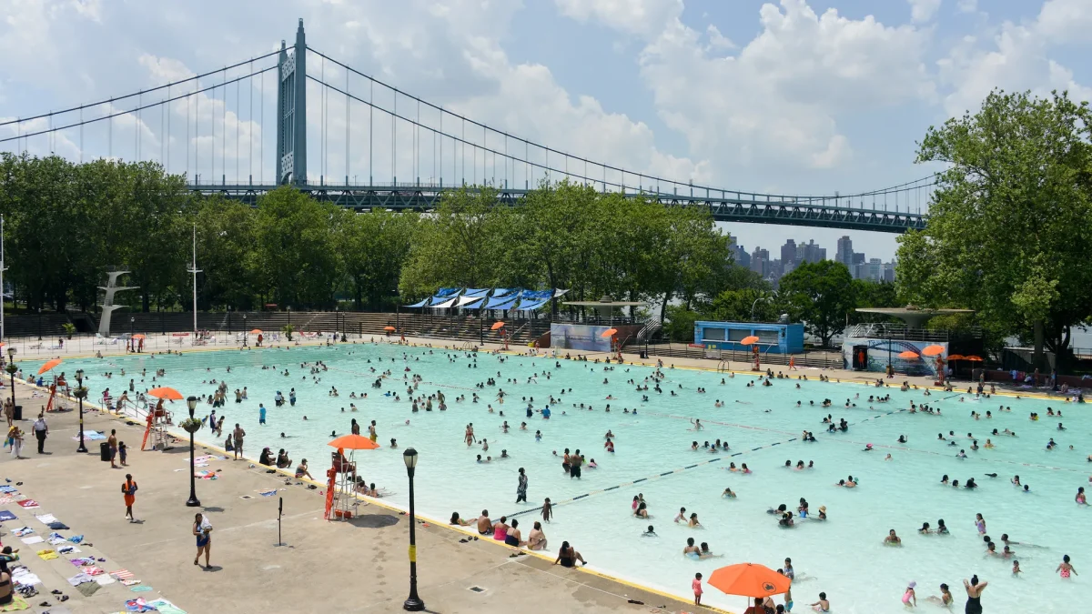 astoriapooldanielavilanycparks da8 9403 062921 astoriapool